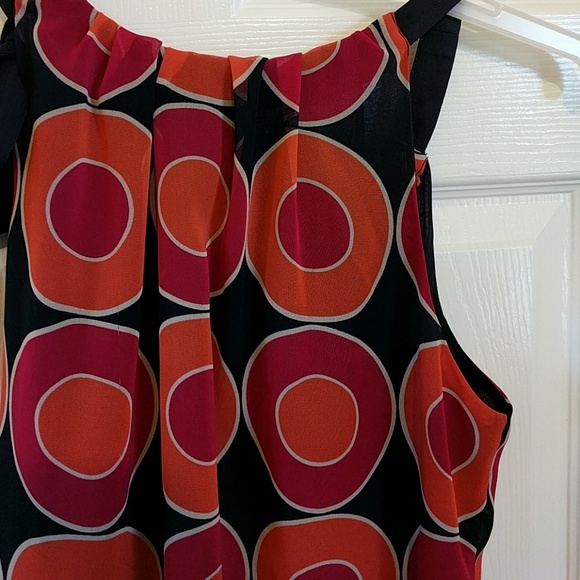 Cute patterned top. - Picture 5 of 8